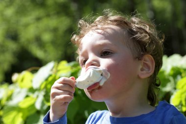 Açık dondurma yiyen çocuk