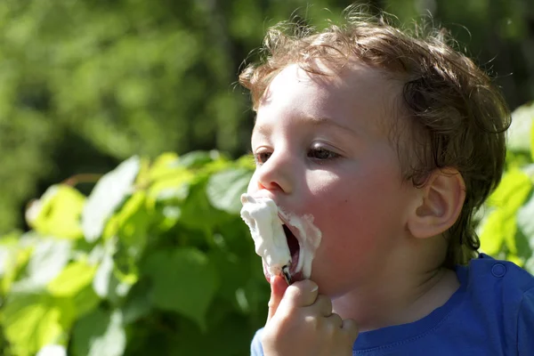 Criança comendo sorvete — Fotografia de Stock