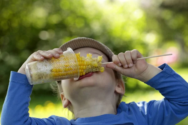 Kind heeft maïs — Stockfoto