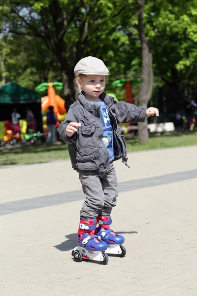 Дети на роликовых коньках — стоковое фото