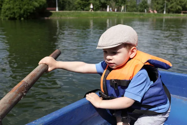 Chlapec veslovací člun — Stock fotografie