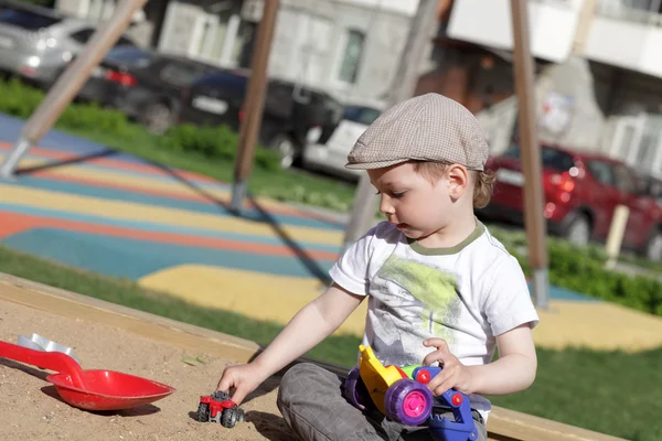 Niño jugando en sandbox —  Fotos de Stock