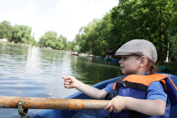 Child with an oar — Stock Photo, Image