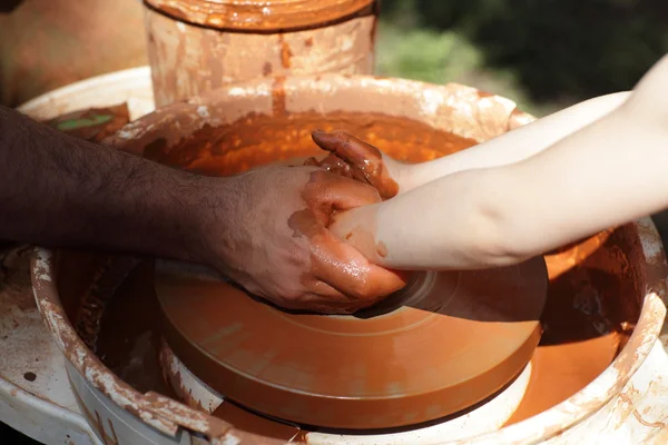 Apprendre la poterie sur une roue — Photo