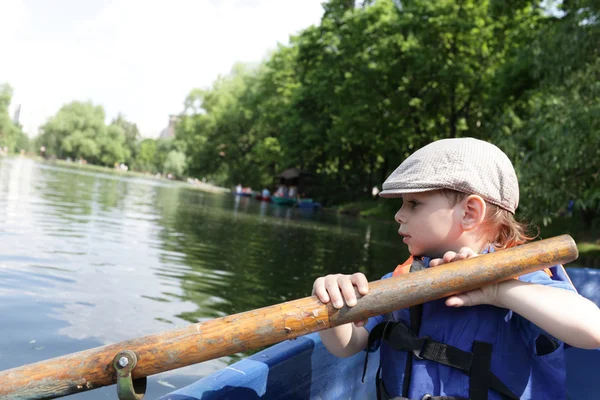 Child rowing boat — Stock Photo, Image