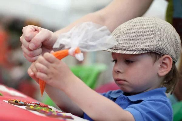 Niños pintando formas de pan de jengibre — Foto de Stock