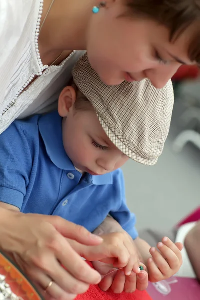 Bambino al workshop creativo — Foto Stock