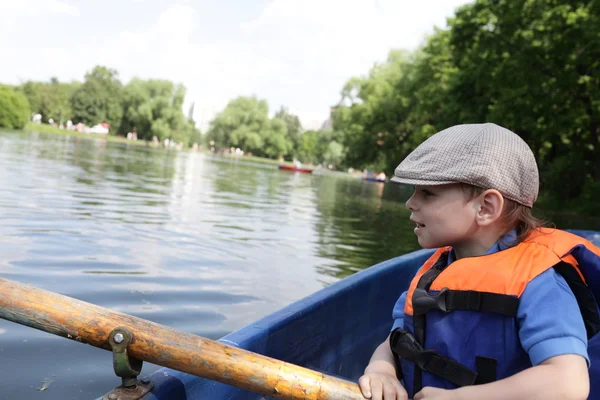Kid rowing boat — Stock Photo, Image