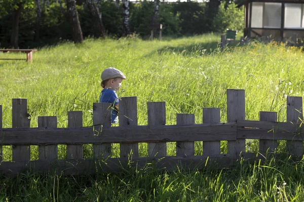 Child and lath fence — Stock Photo, Image