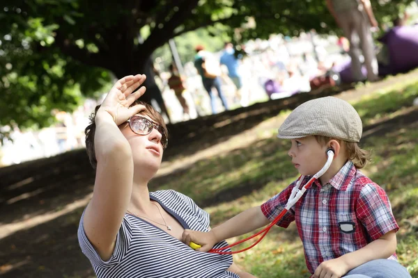 Niño examina a su madre — Foto de Stock