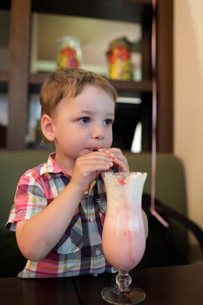 Jongen dranken milkshake — Stockfoto