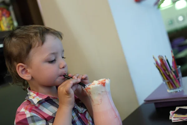 Child drinks milkshake — Stock Photo, Image