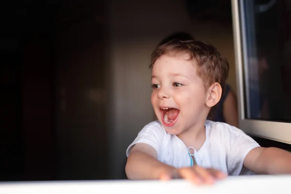 Портрет счастливого ребенка — стоковое фото