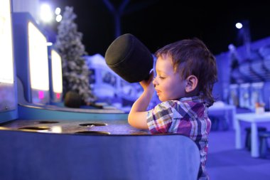 Oyunlar çekim oynayan çocuk