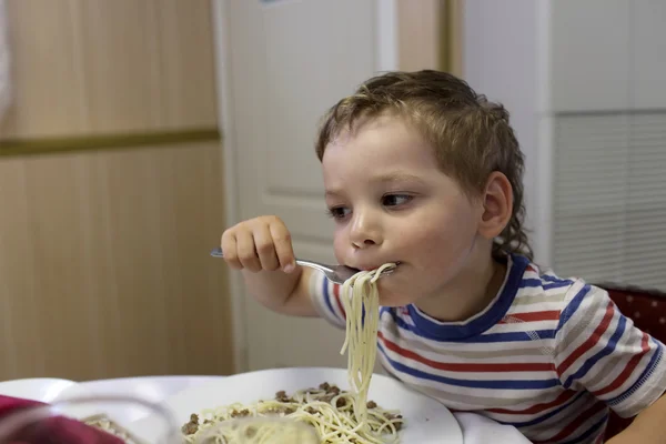 Gyermek étkezési spagetti és hús — Stock Fotó