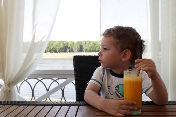 Criança com copo de suco — Fotografia de Stock