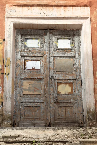 Fragment starých zničil dveře — Stock fotografie