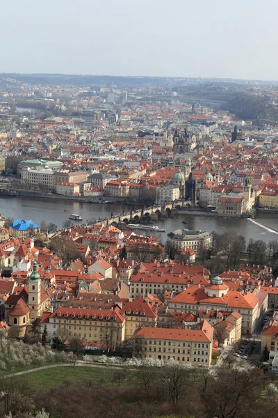 Widok Pragi z wzgórze petrin — Zdjęcie stockowe