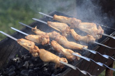 tavuk şiş üzerinde pişirme