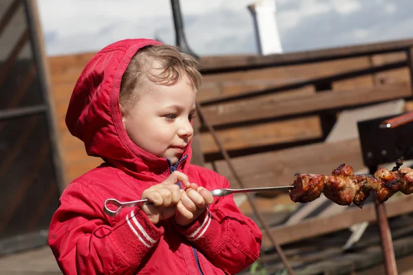 ケバブを食べる少年 — ストック写真