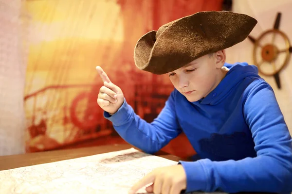 带地图头戴折叠式帽子的男孩的画像 — 图库照片