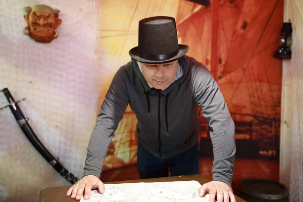 Silindir Şapkalı Adam Haritayı Içeride Inceliyor — Stok fotoğraf