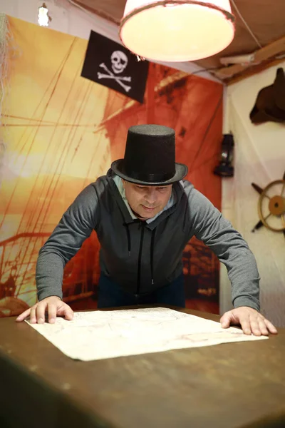 Silindir Şapkalı Adam Evin Içindeki Eski Haritayı Inceliyor — Stok fotoğraf