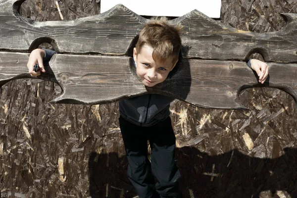 Portrét Dítěte Dřevěném Pilíři Venku — Stock fotografie