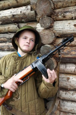 PPSh-41 makineli tüfekle poz veren çocuk portresi