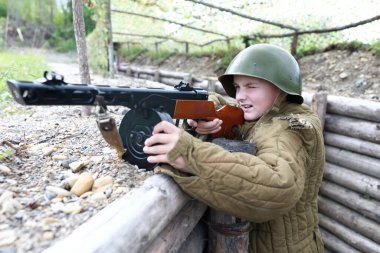 Siperdeki PPSh-41 hafif makineli tüfekli çocuğun portresi