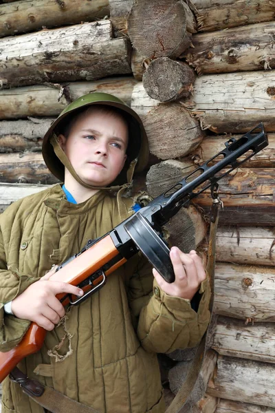 Portret Van Een Kind Poserend Met Ppsh Machinegeweer — Stockfoto