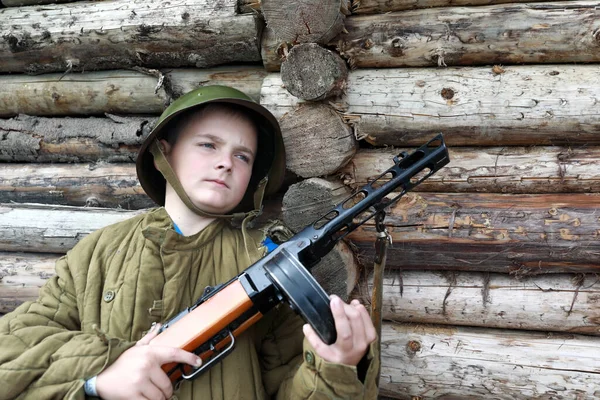 Porträtt Pojke Poserar Med Ppsh Subachine Pistol — Stockfoto