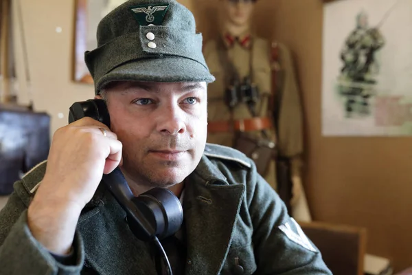 Portret Van Man Wehrmacht Uniform Spreekt Telefoon — Stockfoto