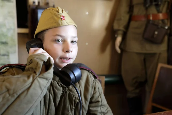 Ritratto Bambino Uniforme Dell Esercito Rosso Con Ricevitore Telefonico — Foto Stock