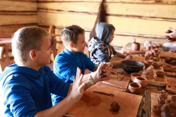 3人の男の子が工房で粘土工芸を作る — ストック写真