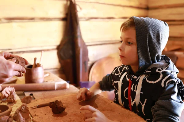 Мальчик Делает Глиняные Ремесла Столом Мастерской — стоковое фото