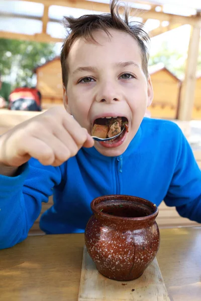 Голодный Мальчик Ест Тушеное Мясо Ресторане — стоковое фото