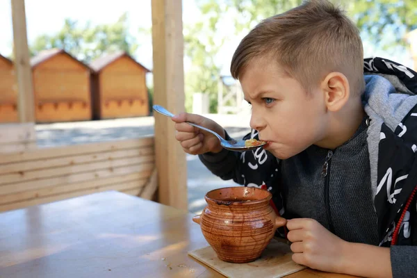 Enfant Affamé Mangeant Rôti Restaurant — Photo