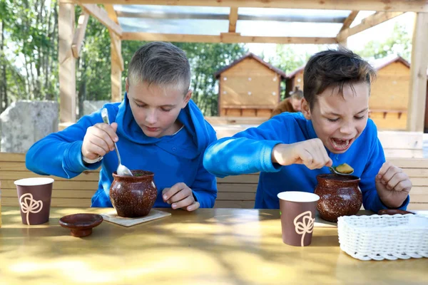 Two Children Eating Pot Roast Restaurant — Stock Photo, Image