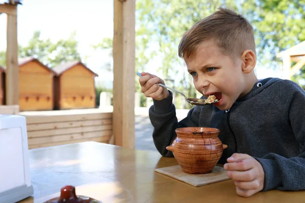 Niño Hambriento Comiendo Asado Restaurante — Foto de Stock