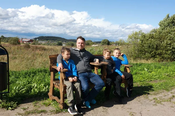 Padre Con Hijos Sentados Banco Karelia —  Fotos de Stock