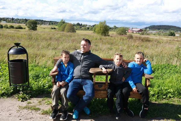 Baba Oğulları Bankta Dinleniyor Karelia — Stok fotoğraf