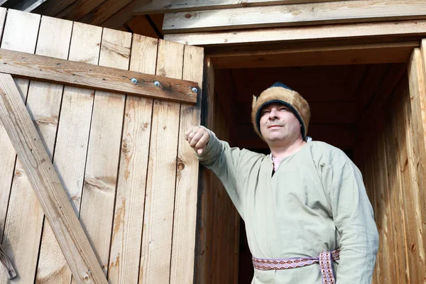 Άνθρωπος Ποζάρουν Σκανδιναβικά Λαϊκά Ρούχα Στο Κατώφλι Καρέλια — Φωτογραφία Αρχείου