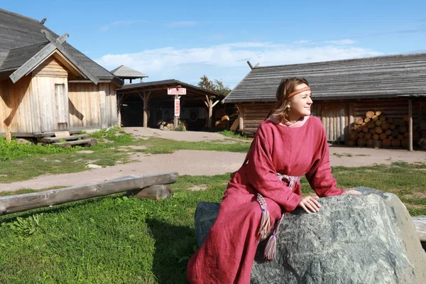 Mulher Roupas Folclóricas Escandinavas Descansando Pedra Carélia — Fotografia de Stock