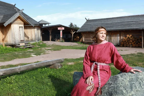 Frau Skandinavischer Tracht Auf Stein Sitzend Karelien — Stockfoto