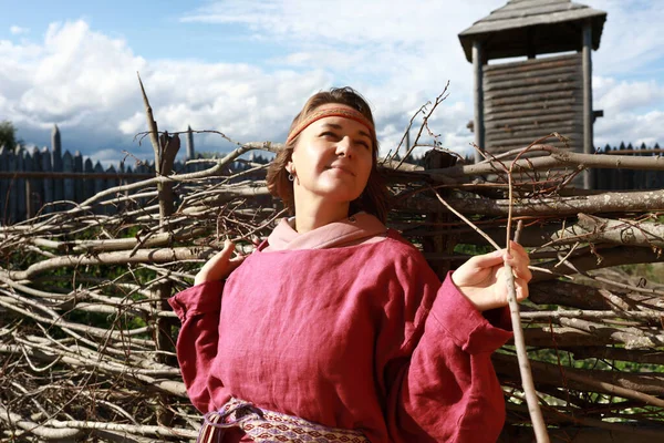Kvinna Poserar Skandinaviska Folkkläder Bakgrund Staket Karelen — Stockfoto