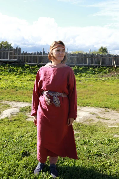 Retrato Mulher Vestido Popular Escandinavo — Fotografia de Stock