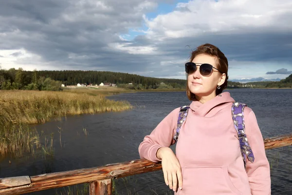 Mulher Ponte Contra Fundo Lago Ladoga Carélia — Fotografia de Stock