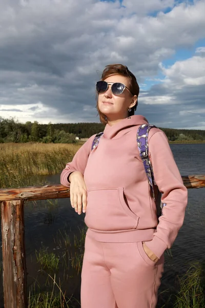Kobieta Pozowanie Moście Tle Jeziora Ladoga Karelia — Zdjęcie stockowe