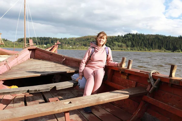 Frau Auf Hölzernem Wikingerboot Ladoga See Karelien — Stockfoto